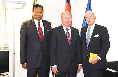 Ambassador Amunugama, President of the Land Parliament of Baden-Württemberg Wilfried Klenk, Honorary Consul of Sri Lanka Norbert H. Quack M SriLanka 018 contrast